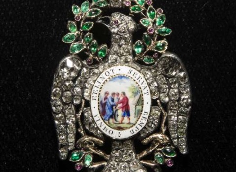 washington-s-bejeweled-diamond-eagle-medal-on-display